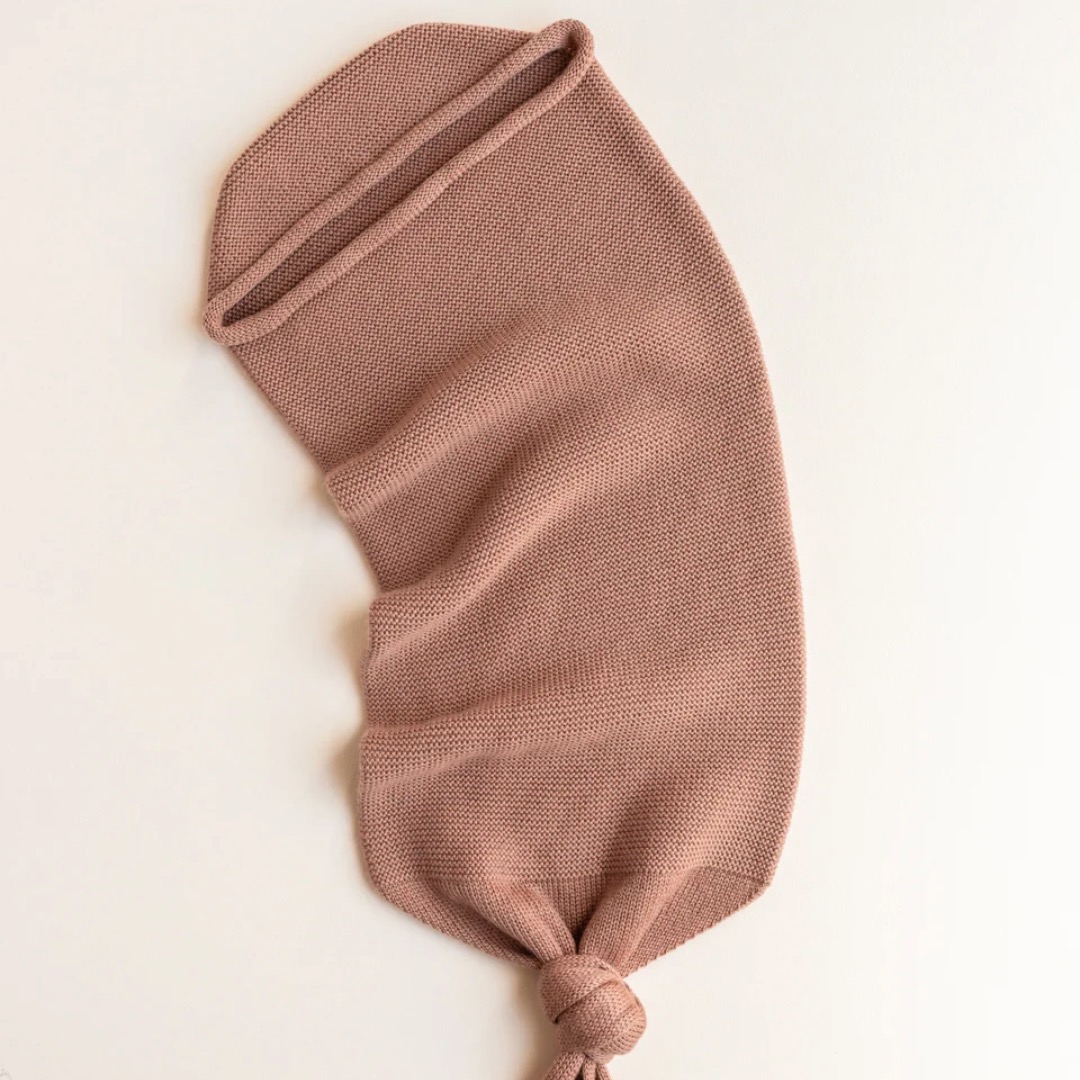 Cocoon Terracotta – Hvid. Gehaakte cocoon slaapzak van merinowol. Perfect voor newborns.