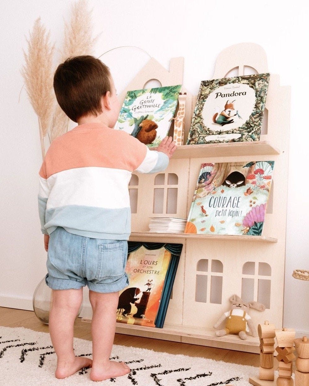 Houten Montessori boekenplank huis
