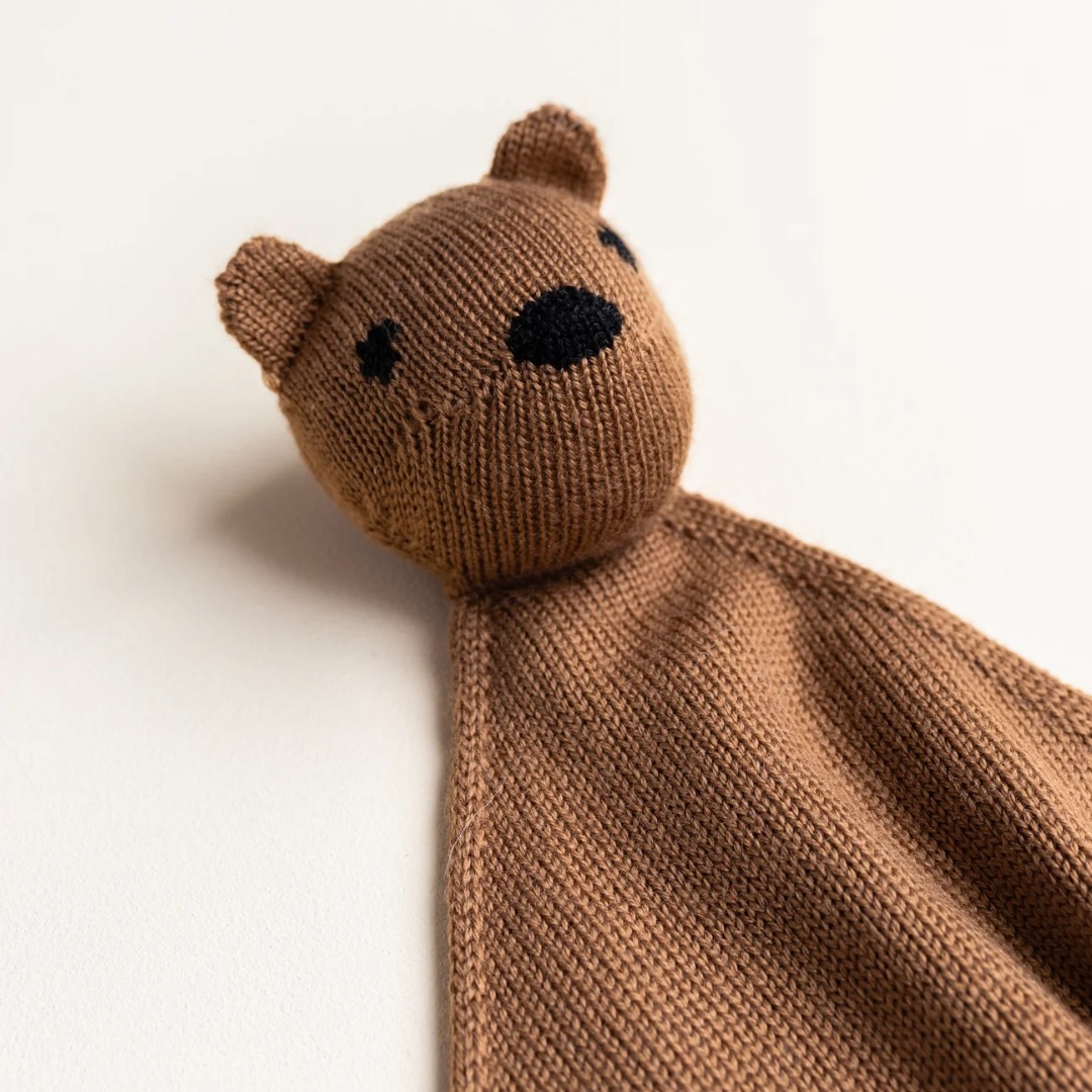 Teddy Tokki – Hvid. Een gehaakt knuffeldoekje met een beren hoofdje eraan. Gemaakt van 100% merinowol. 