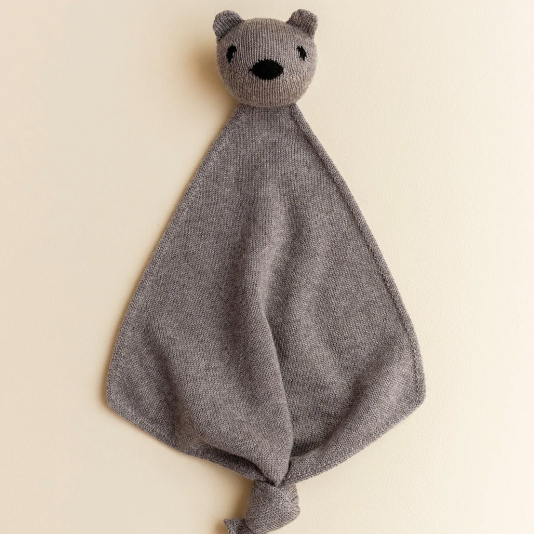 Teddy Tokki – Hvid. Een gehaakt knuffeldoekje met een beren hoofdje eraan. Gemaakt van 100% merinowol. 